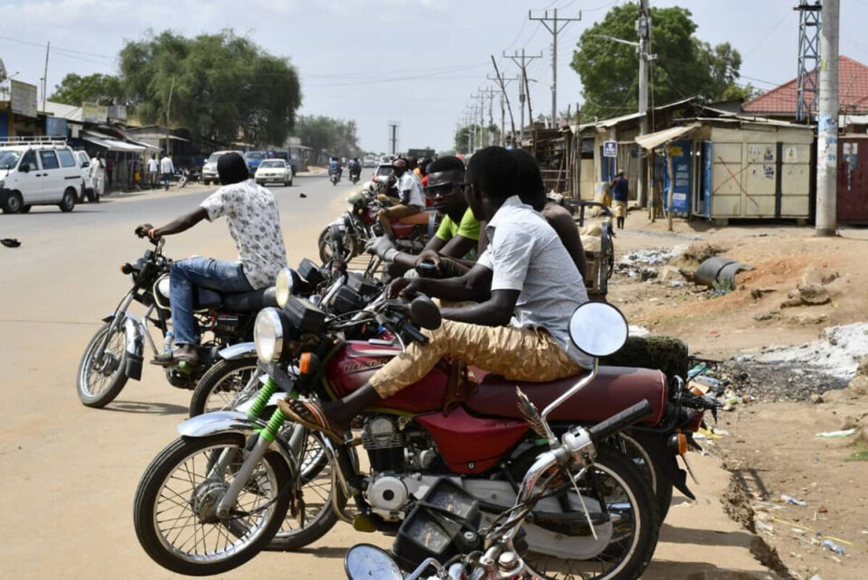 En del av boda-boda-sjåførene klarer seg ok sammenlignet med mange andre. Prisene for deres tjenester har gått opp, forteller Maliir som kjører motorsykkeltaxi i Juba.