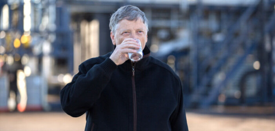 Bill Gates tester vann som er resirkulert fra avføring. - Det smakte godt, forsikret han etterpå. Foto: Bill and Melinda Gates Foundation
