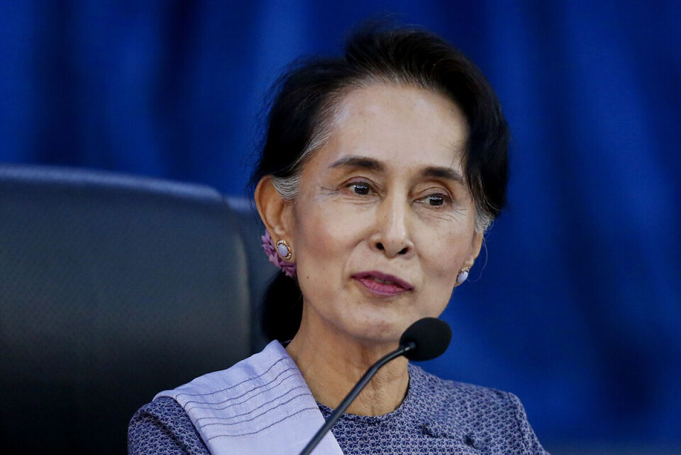 Da Myanmars ferske State Councellor og utenriksminister Aung San Suu Kyi møtte utenlandske diplomater i utenriksdepartementet i hovedstaden Nay Pyi Daw 22. april tok NLD-lederen seg tid til å klargjøre hvilket navn hun mener bør brukes om landet. Foto: Hein Htet / EPA / NTB Scanpix