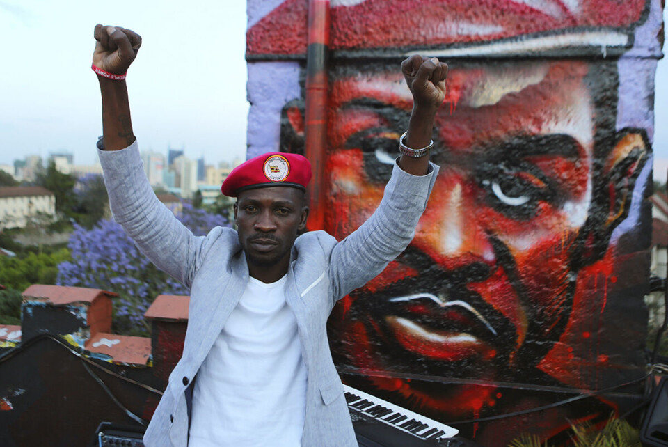 - Dette feige regimet kommer med nye lover og reguleringer for å kneble artister, i håp om at de kan drepe og stoppe musikken, skriver Bobi Wine på sine Facebook-side. Foto: AP/ NTB scanpix