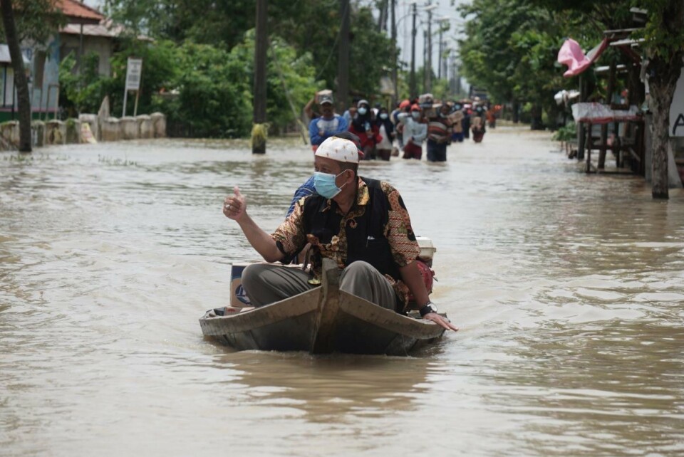 Tusenvis av mennesker ble evakuert som følge av flom i Bekasi i Indonesia i februar i år. Foto: Arya Manggala / Xinhua / NTB