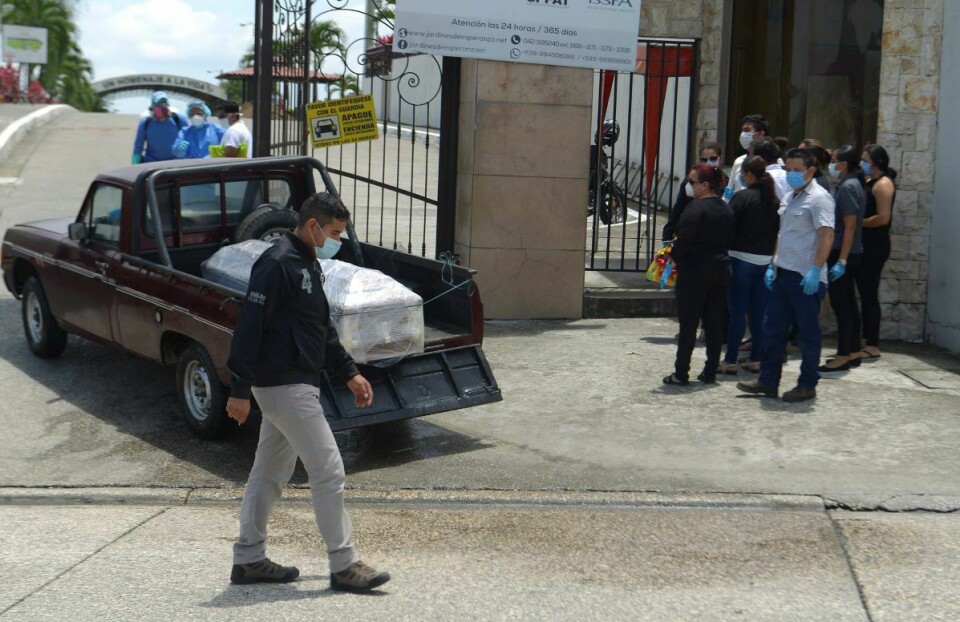 En ny kiste ankommer Jardines de la Esperanza-kirkegården i Guayaquil, der fortvilte innbyggere denne uka begynte å legge de døde ut på gata. Foto: AP / NTB scanpix