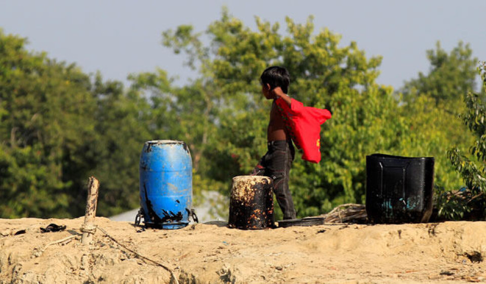 En liten gutt hjelper til med å rydde opp etter at et tankskip lekket ut enorme mengder olje i nasjonalparken Sundarbans, Bangladesh. Et stort kullkraftverk skal bygges her. Oljefondet har solgt sine investeringer i prosjektet. Foto: Zyed Zakir Hossain, Greenpeace