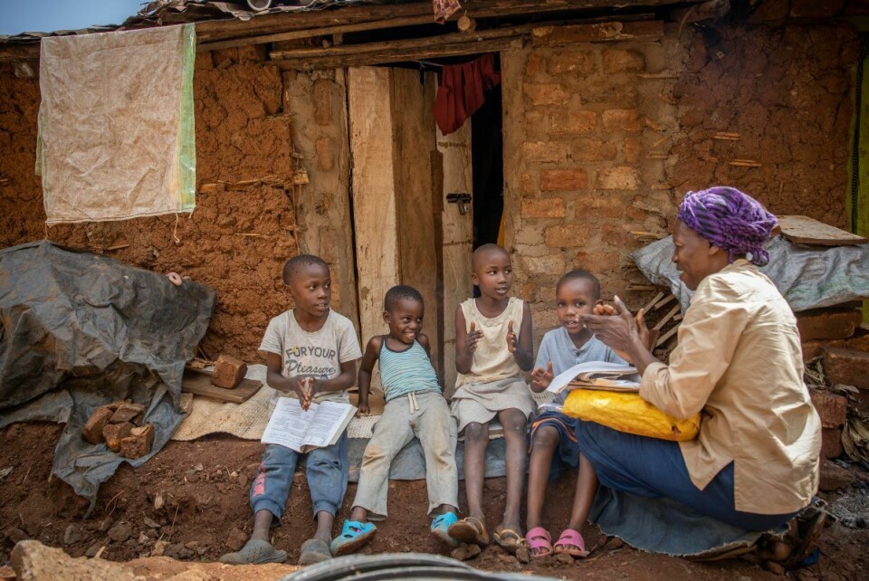 Rose Nairuba har vært lærer hele livet, men nå klarer hun seg så vidt på å passe anders barn. Da skolen hun jobbet på stengte på grunn av korona, måtte hun flytte fra huset sitt. I dag deler hun et åtte kvadratmeter stort rom med fem andre. Å betale skolepenger for egne barn har hun ikke lenger råd til.