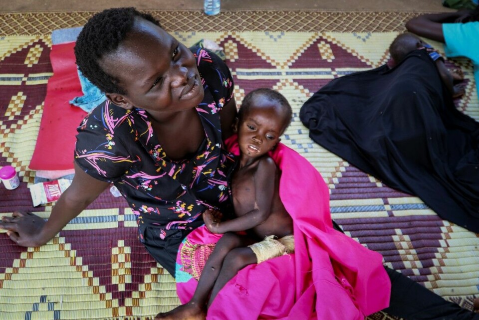 19 månder gamle Kombangako Mawa, på fanget til moren, er underernært. De to får hjelp på Al Sabah Children's Hospital i Juba, bildet er fra november 2020.  FN advarer nå mot omfattende sult, blant annet på grunn av konflikter, ekstremvær og covid-19 i Sør-Sudan og flere andre land. Over 30 millioner mennsker kan bli rammet. Foto: AP Photo/Sam Mednick/NTB