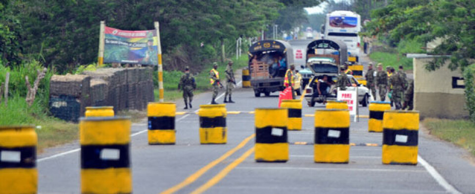 En veisperring ved Tumaco som ligger ved Stillehavet ved grensen til Ecuador, og ingen steder i Colombia er det så mange internt fordrevne. Den sterke militariseringen ikke forbedret sikkerheten til lokalbefolkningen. Foto: Alfredo Durante