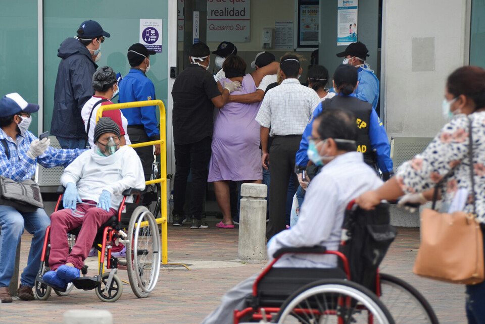 Stor pågang ved akuttmottaket ved Guasmo Sur General Hospital i Guayaquil etter at ecuadorianske myndigheter rapporterte en økning i antall smittede. Foto: Vicente Gaibor del Pino / Reuters / NTB scanpix