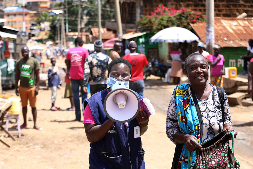 Frivillige informerer befolkningen i slummen Baba Dogo om koronaviruset. Det bor mer enn 2,5 millioner mennesker i slumområder i Nairobi, og mange lever med svært dårlige vann- og sanitærfasiliteter. Kenyanske myndigheter har iverksatt en rekke tiltak for å hindre virus-smitte. Foto: Billy Mutai / SOPA / Shutterstock / NTB scanpix