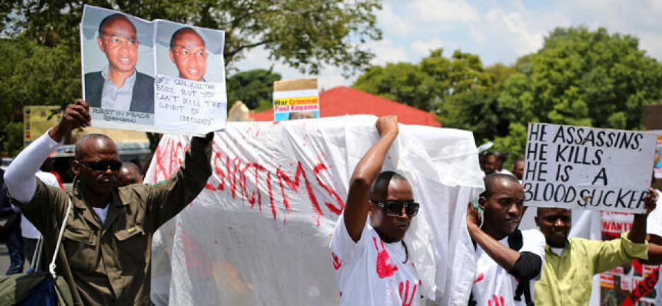 Tilhengere av Rwanda National Congress protesterer i Sør-Afrika mot drapet på Patrick Karegeya (54). De anklager president Paul Kagame for å stå bak drapet på den tidligere etterretningssjefen. Foto: NTB Scanpix /Reuters