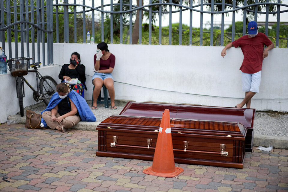 Utenfor et sykehus i byen Guayaquil venter folk på legehjelp. Foto: Vicente Gaibor del Pino / Reuters / NTB scanpix