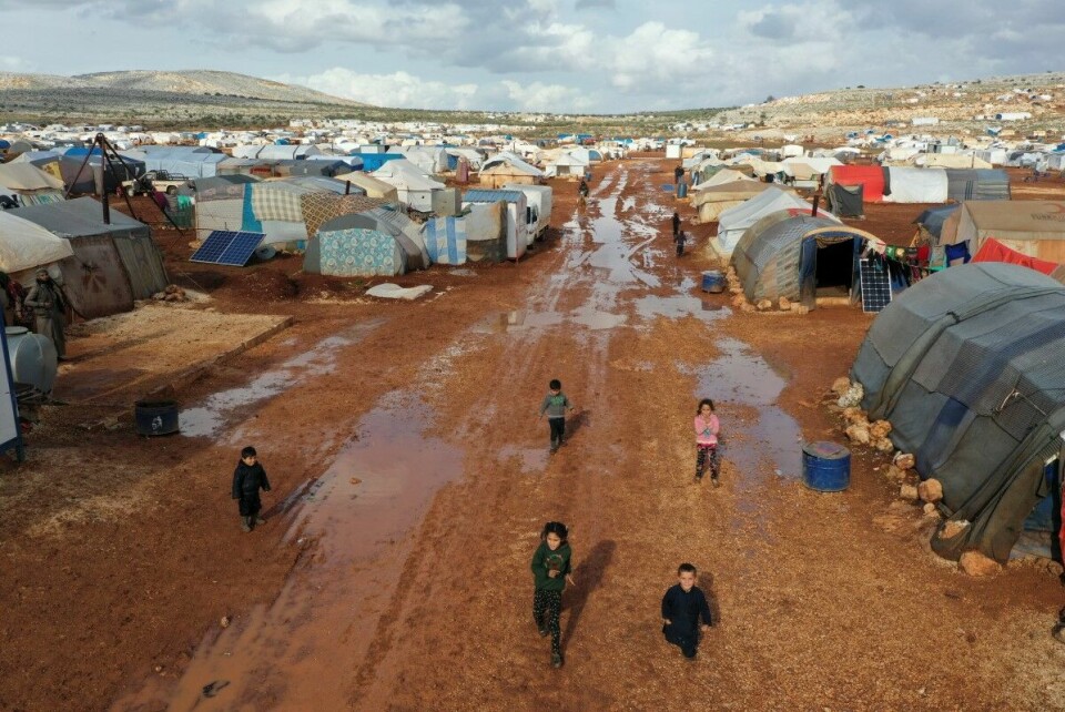 Mange internt fordrevne syrere bor i flyktningleirer i sitt eget hjemland, som i denne landsbyen Kafr Arug i Idlib-provinsen. Ifølge Flyktninghjelpen har den ti år lange krigen utløst den største fordrivelsen av mennesker siden andre verdenskrig. Foto: Ghaith Alsayed / AP / NTB