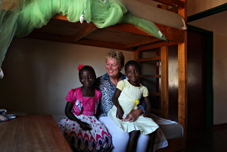 Bente Lier tjuvstartet i jobben med en ukes felttur til Malawi i september. I november 2016 tiltrådte hun offisielt som generalsekretær i SOS-barnebyer Norge.