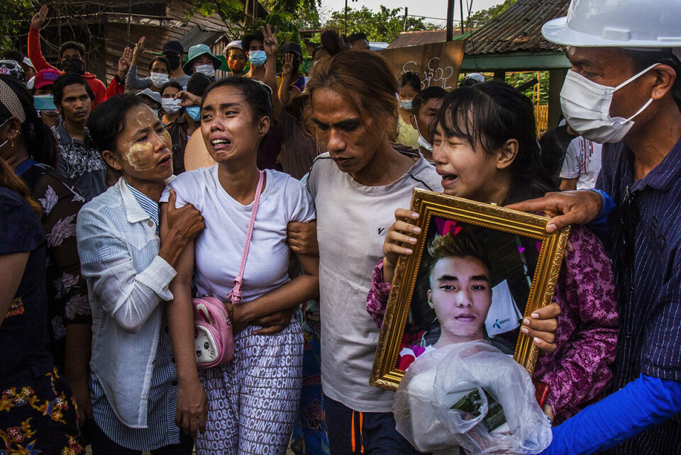 Ko Chit Min Thu (25) ble skutt på gata i Yangon igår. Kona Aye Mat Thu (t.v) forteller at ektemannen ikke kunne leve med at Myanmar igjen skulle være styrt av militæret. Foto: Phoe Lone