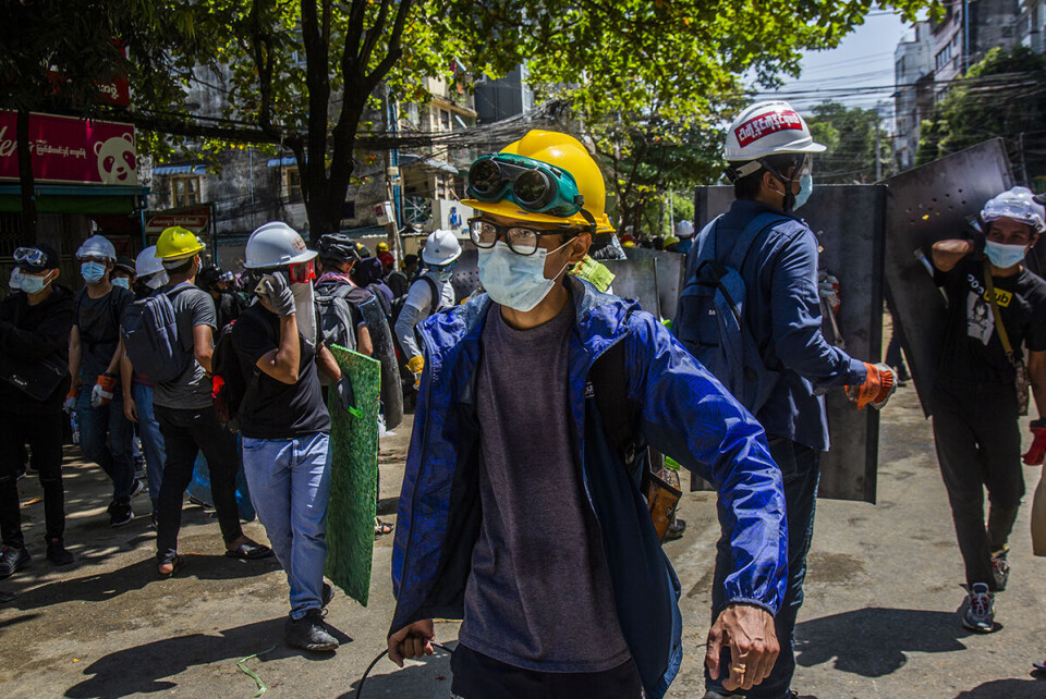- De skyter på oss med skarp ammunisjon. Vi blir banket opp på brutalt vis. Vårt intense raseri skyldes politiets brutale og inhumane oppførsel, Kyaw Phyo Lynn (23) til Bistandsaktuelt. Foto: Phoe Lone