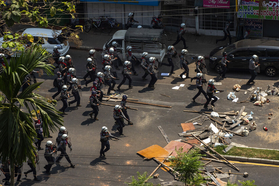 Regimets brutale fremferd mot ikke-voldelige demonstranter betegnes av stadig fleresom forbrytelser mot menneskeheten. Her går politi til aksjon i sentrum av Yangon. Foto: Phoe Lone