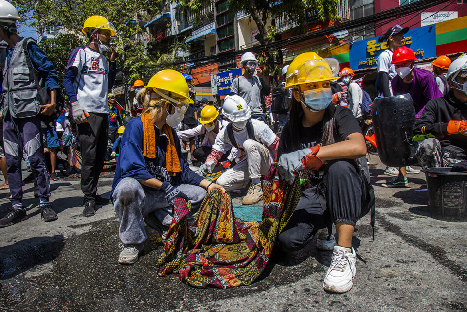 Sanchaung, Yangon: - Vi er ikke redde for å dø og vil ofre livet dersom det må til for at militærdiktaturet skal falle, om det er det som må til for å gi Myanmars folk en demokratisk framtid, sier Thae San Nyein (22) til Bistandsaktuelt. Foto: Phoe Lone