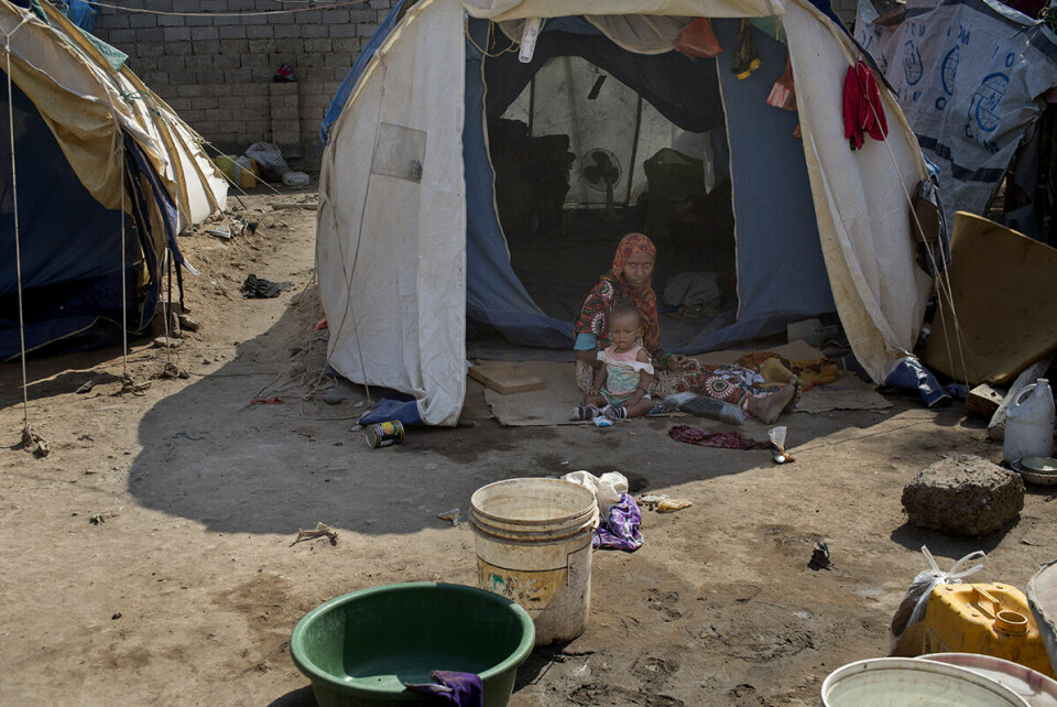 En familie som har flyktet fra havnebyen Hudaydah bor i en provisorisk teltleir sentralt i Aden. Den Saudi-ledede koalisjonen rettet et kraftig angrep mot havnebyen i 2018, og mange tusen mennesker ble tvunget på flukt.