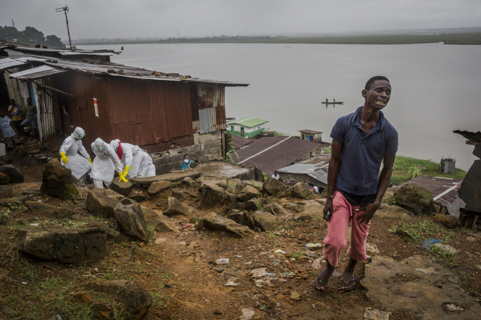 En ung mann gråter for sin døde far under ebola-utbruddet i Liberia 2014-16. Foto: Daniel Berehulak / NTB scanpix En ung mann gråter for sin døde far under ebola-utbruddet i Liberia 2014-16. Foto: Daniel Berehulak / NTB scanpix