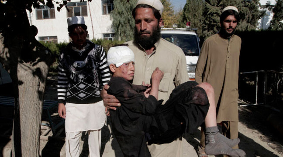 Over 10 000 sivile afghanere ble drept eller skadet som følge av kamper i fjor. Gutten på bildet ble skadet da to veibomber eksploderte nær byen Jalalabad øst i Afghanistan.Foto: Rahmat Gul AP/Scanpix