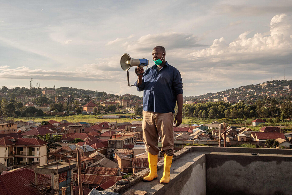 Gonzaga Yiga (49), en bydelsansatt i Ugandas hovedstad Kampala, bruker megafon for å informere innbyggerne om koronaviruset. Foto: Badru Katumba / AFP / NTB scanpix