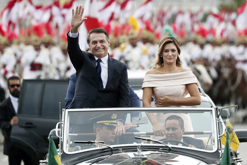 Sammen med kona Michelle ankom Jair Bolsonaro kongressen i Brasilia for å bli innsatt som president 1. nyttårsdag. Foto: Ricardo Moraes / Reuters / NTB scanpix