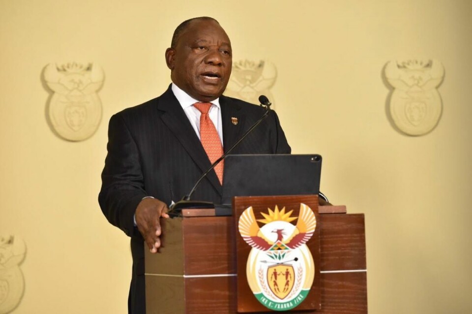 President Cyril Ramaphosa holdt mandag en tale der han informerte om den dramatiske smitteutviklingen i landet og annonserte svært inngripende tiltak for befolkningen. Foto: EPA / GCIS / NTB scanpix