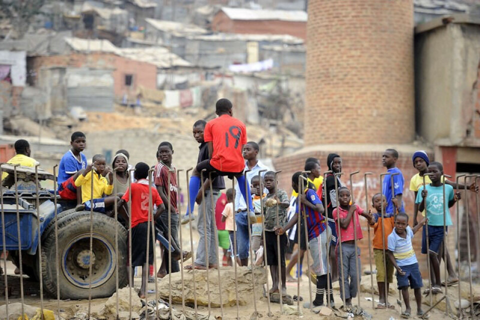 Norske investeringer i Afrika har gitt utbytte på 91,6 milliarder kroner i femårsperioden 2008-2013. Bildet viser barn og ungdom i bydelen Boa Vista i Angolas hovedstad Luanda. Foto: Stephan de Sakutin / AFP Photo / NTB scanpix