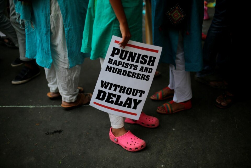 Indiske aktivister under demonstrasjon mot voldtekter i India. Nå er de fire dømte i den mye omtalte gjengvoldtekts- og drapssaken i landet henrettet. Arkivfoto: Oinam Anand / AP / NTB scanpix