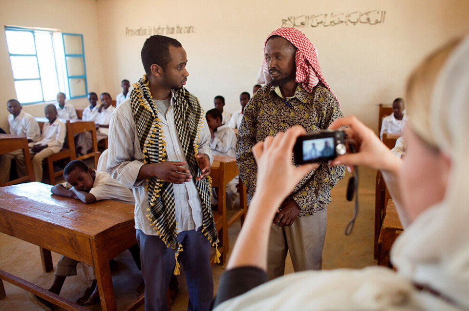 Skolen i Haahi i Somaliland var et av prosjektene hvor diaspora-organisasjonen Sumbul-Norway fikk støtte av Norad via Utviklingsfondet. Selv om det nå i all hovedsak slutt på den norske «diaspora-satsingen», er det fortsatt drift ved skolen opplyser Utviklingsfondet. Her snakker Ahmed Mohamud fra Sumbul-Norway med skolens rektor Mohamud Dahir Araale, mens Utviklingsfondets daværende leder Kari Helene Partapuoli tar bilder. Foto: Espen Røst.