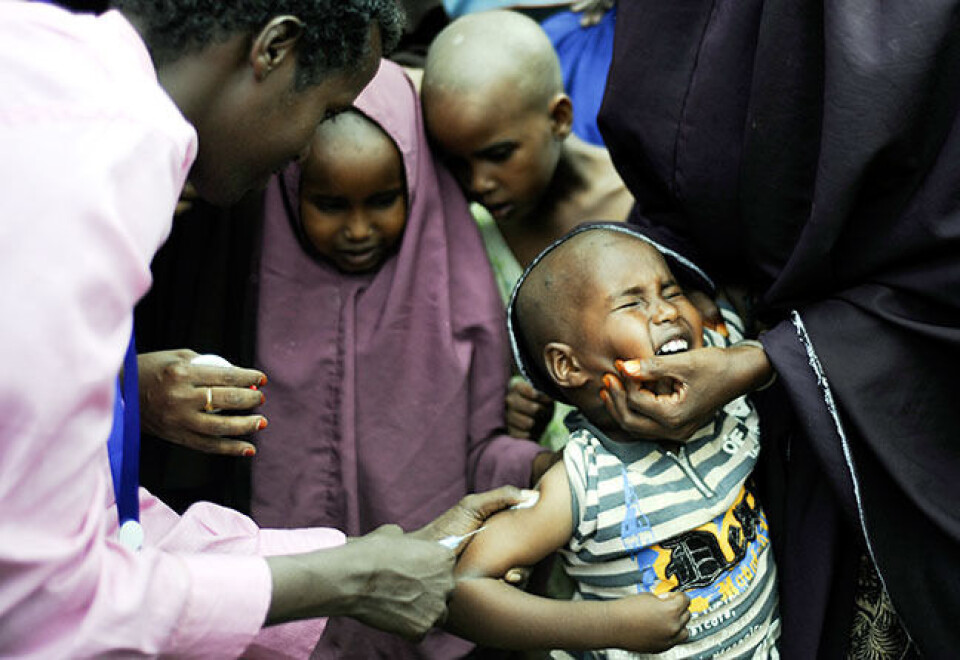 En somalisk gutt mottar vaksine i flyktningleiren Dadaab. Leger Uten Grenser frykter at færre barn skal få vaksiner på grunn av høye vaksinepriser. Foto: Tony Arumba / AFP / NTB Scanpix