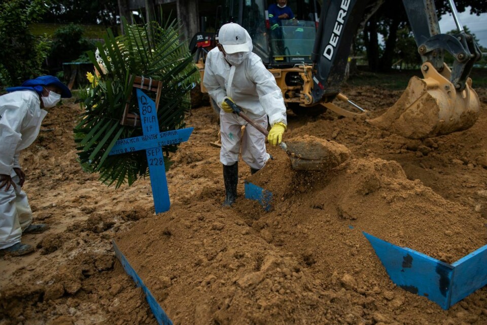 Ansatte på en kirkegård i byen Manaus begraver en person som er død av covid-19 1. mars i år. Den nye brasilianske mutasjonen har vist seg å være dobbelt så smittsom som tidligere varianter av sykdommen. Foto: Raphael Alves / EPA / NTB