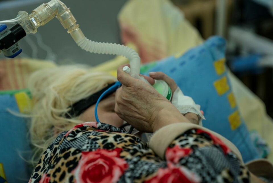 En pasient puster ved hjelp av en oksygenmaske på et sykehus i Tsjernivtsi vest i Ukraina, Foto: Evgeniij Maloletka / AP / NTB