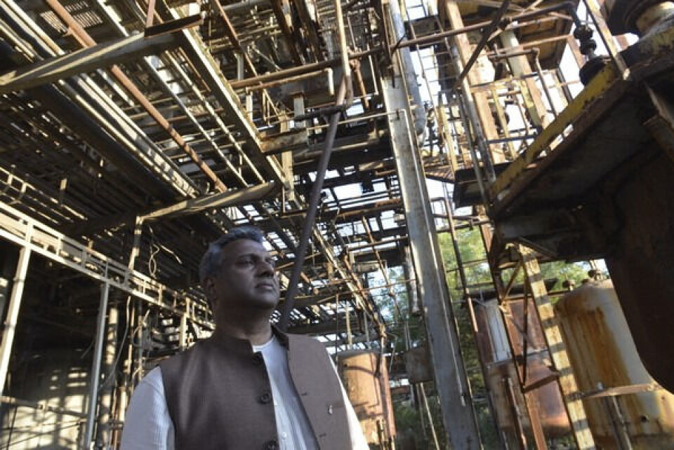 Salil Shetty i restene av Union Carbides fabrikk i Bhopal, India, der en ulykke førte til utslipp av giftig gass og et stort antall dødsfall. Shetty deltolk på markeringen i desember i fjor av 30-årsdagen for ulykken. Foto: Amnesty International/ Abdul Moeed Faruqui