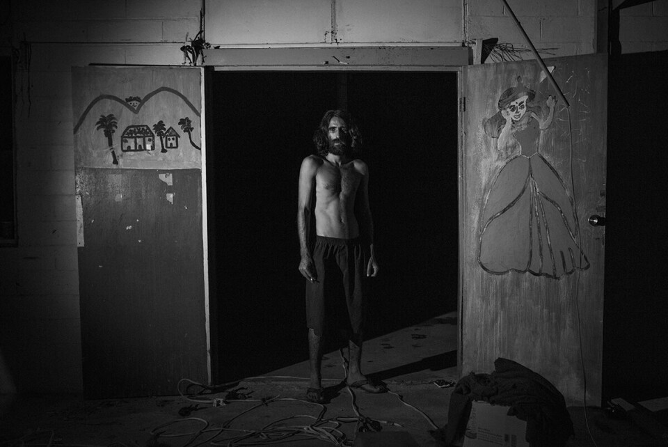 Behrouz Boochani ble internert på Manus Island, en øy i Stillehavet hvor Australia plasserte uønskede flyktninger og asylsøkere. Boken Bare fjellene er min venn ble til gjennom tekstmeldinger han smuglet ut. Foto: Adam Ferguson/ New York Times / NTB