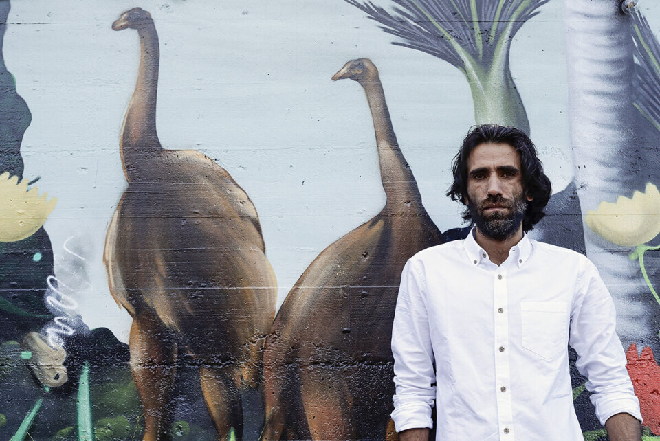 Behrouz Boochani er en kurdisk-iransk forfatter, journalist, akademiker, kulturformidler og filmskaper. Bare fjellene er min venn er hans første bok. Foto: Mark Baker / AP / NTB
