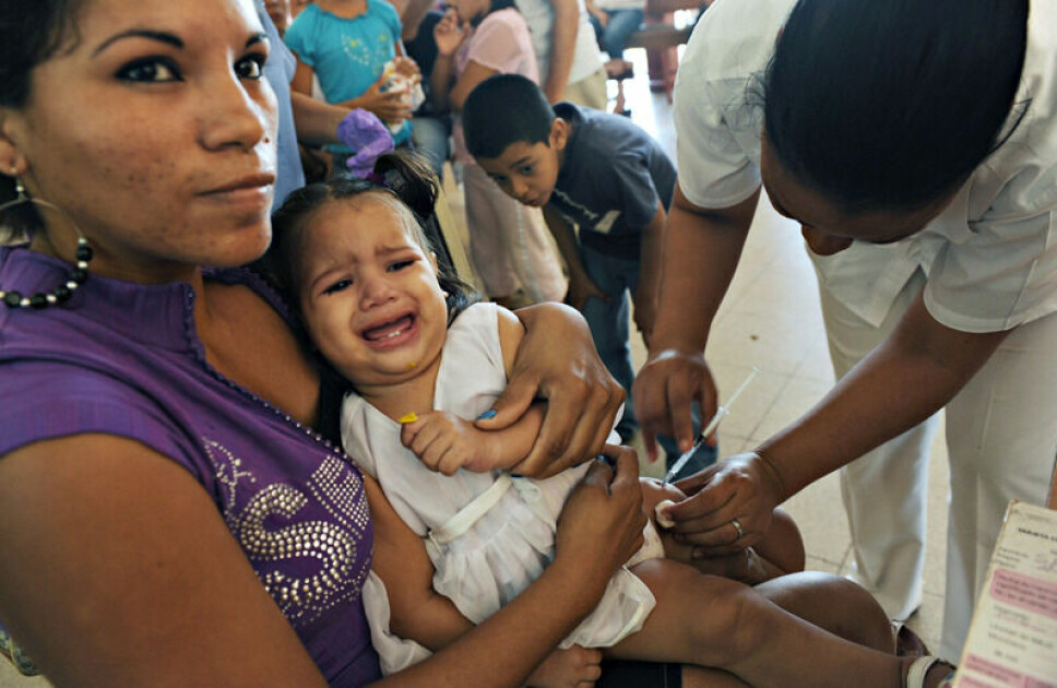 Et barn får vaksine mot pneumokokk-viruset i Managua i Nicaragua. Om lag en million barn dør av sykdommer utløst av dette viruset hvert år. Vaksinen mot pneumokokk-viruset har blitt 68 ganger dyrere siden 2001, heter det i en ny rapport fra Leger Uten Grenser.