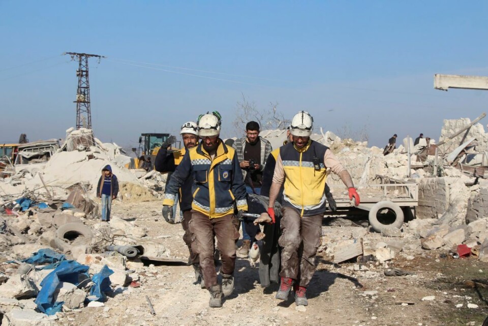 Satellittbilder avdekker store materielle ødeleggelser i Idlib-provinsen i Syria. Skoler og sykehus har blitt bombet, og mange flyktninger lever under svært vanskelige forhold, heter det i rapporten. Her fra landsbyen Maaret Musreen i Idlib, der arbeidere fra de syriske Hvite Hjelmene bærer et offer. Husene ved siden av ble jevnet med jorda under et russisk luftangrep. Foto: Syrian Civil Defense White Helmets / AP / NTB scanpix Satellittbilder avdekker store materielle ødeleggelser i Idlib-provinsen i Syria. Skoler og sykehus har blitt bombet, og mange flyktninger lever under svært vanskelige forhold, heter det i rapporten. Her fra landsbyen Maaret Musreen i Idlib, der arbeidere fra de syriske Hvite Hjelmene bærer et offer. Husene ved siden av ble jevnet med jorda under et russisk luftangrep. Foto: Syrian Civil Defense White Helmets / AP / NTB scanpix
