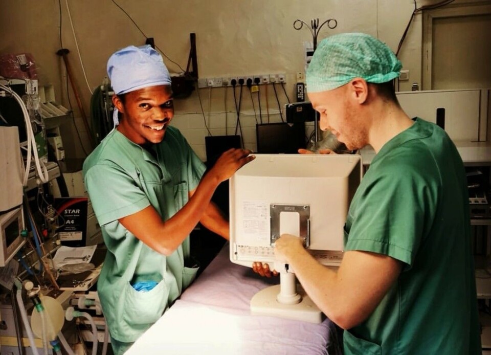 Tekniske ingeniører er også blitt utvekslet mellom Malawi og Norge, blant annet for å gi opplæring i utstyr levert av OUS. Her er det Tushapo Msukwa og Amund Gulstuen Nordhagen som samarbeider. Foto: Erik Ringerike, OUS