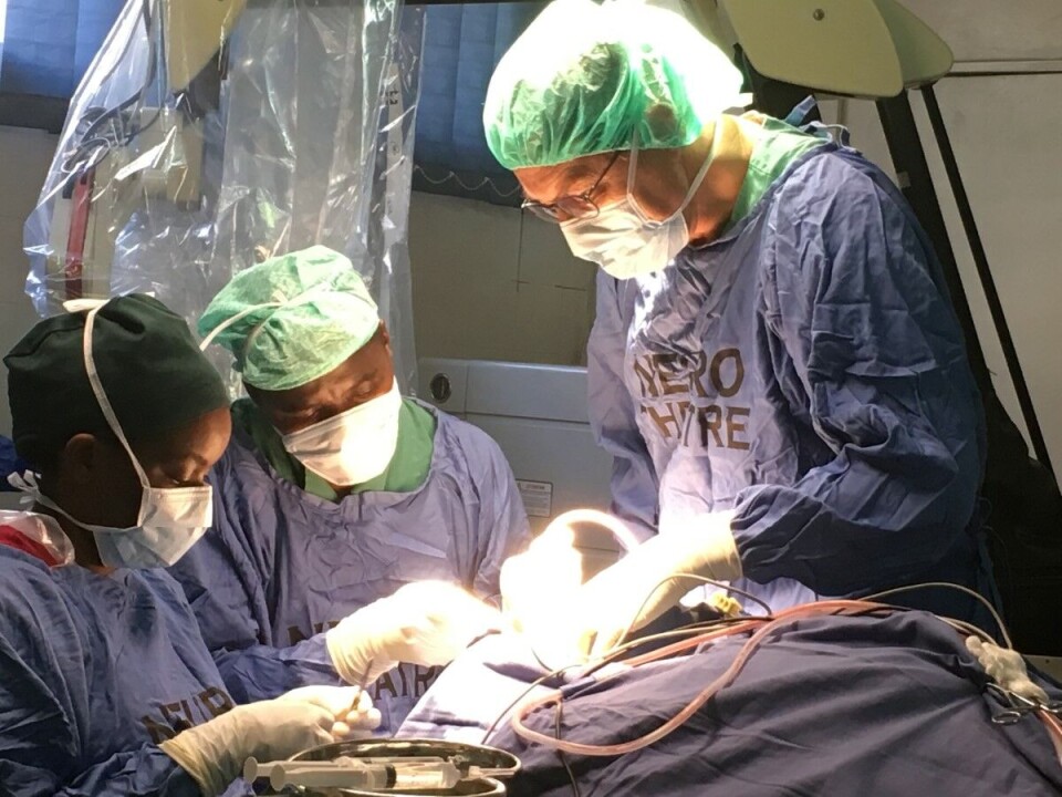 Overlege og nevrokirurg Haldor Slettebø på operasjonsstua i Malawi, i samarbeid med den malawiske nevrokirurgen Patrick Kamalo og lege i spesialiering Chimaliro Sithembile. Kamalo (i midten) var i mange år Malawis eneste kirurg i Malawi som kunne operere hode- og nakkeskader. Nå arbeider han med å utdanne flere kirurger, med hjelp fra Oslo universitetssykehus. Foto: Camilla Aukrust, OUS