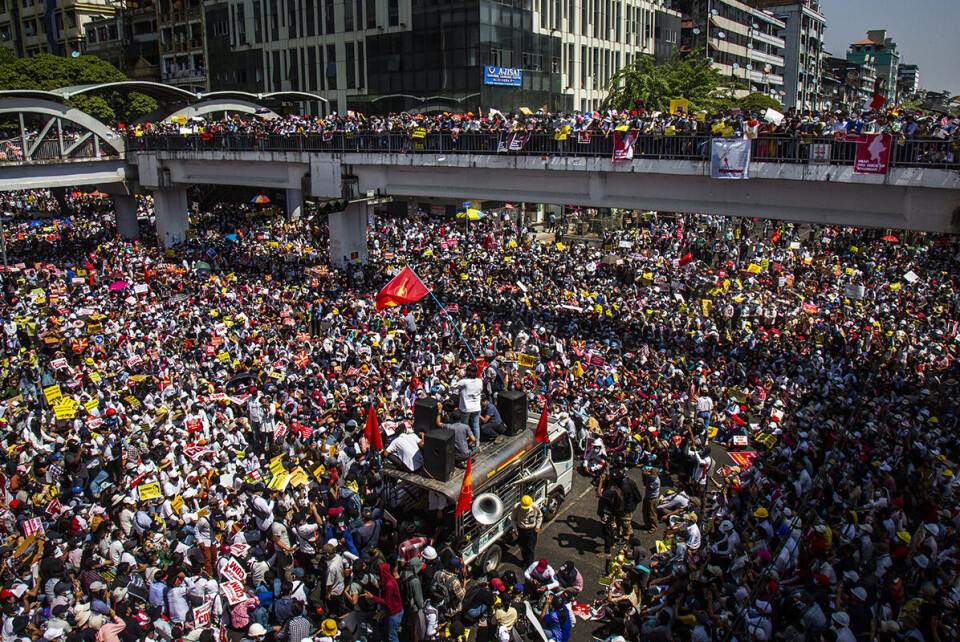 «Et hav» av demonstranter trosset onsdag militærets trusler og tok til gatene i Myanmars største by. Ifølge AFP var demonstrasjonene i Yangon de største siden militærjuntaen kuppet makten 1. februar. Foto: Nyan Zay Htet