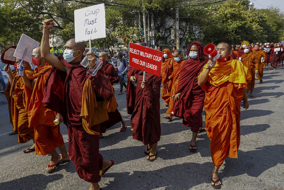 Mandalay: I mangefasetterte Myanmar står folket nå sammen mot militæret. Aung Aung forteller at det var en halv million mennesker i Mandalays gater onsdag denne uka. Foto: Str. / AP / NTB