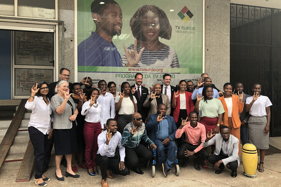 Gruppebilde av de ansatte i de tre 'uavhengige' organisasjonene utenfor kontorene i Maputo. Den norske ambassadøren, kronprinsen og utenriksministeren var på besøk. Foto: Jan Speed