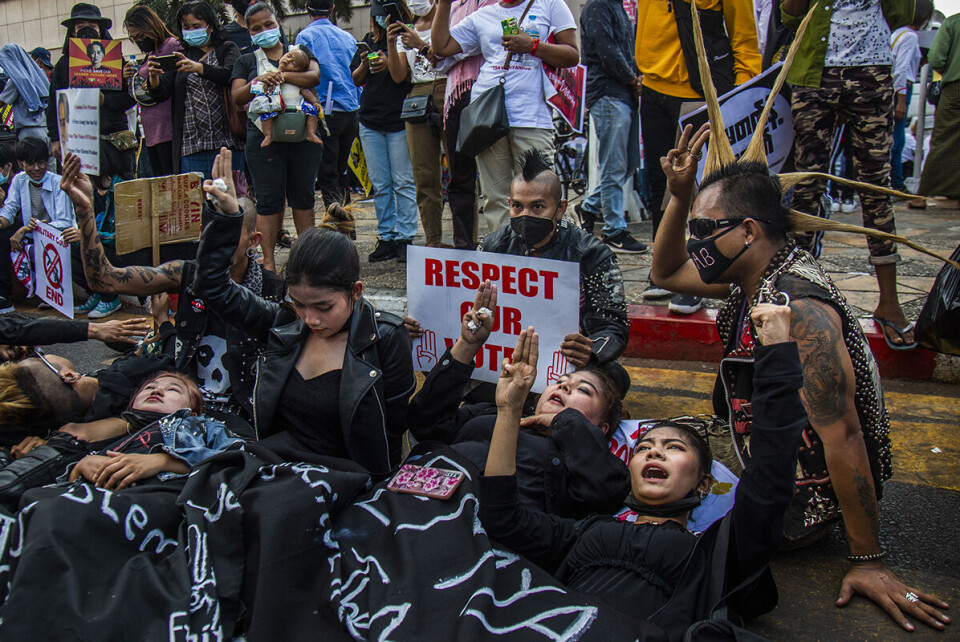 En gruppe hackere som kaller seg Myanmar Hackers har ifølge NTB angrepet nettsidene til hæren, sentralbanken, og rikskringkasteren MRTV. Samtidig fortsetter store protester og sivile ulydighetsaksjoner, som her i Yangon. Foto: Nyan Zay Htet