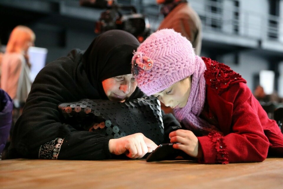 Spillene «Antura» og «Feed the Monster» ble opprinnelig lansert for å lære syriske flyktningebarn å lese. De to appene har siden blitt lansert på mange forskjellige språk, og er i ferd med å bli et internasjonalt verktøy for leseopplæring, forteller Liv Marte Kristiansen Nordhaug. Her fra mars 2017 i Amman, Jordan, der syv år gamle Amani Qarqoura tester et av spillene sammen med bestemor En'am Ghannam. Foto: Marit Hverven / Norad