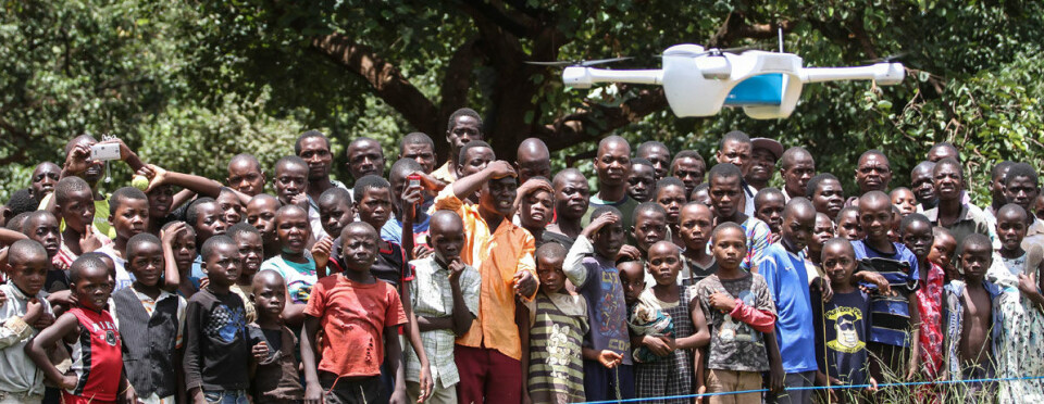 Landsbybeboere fulgte ivrig med da dronen tok av fra det lokale helsesenteret på vei til Kamuzu sentralsykehus i Malawi.