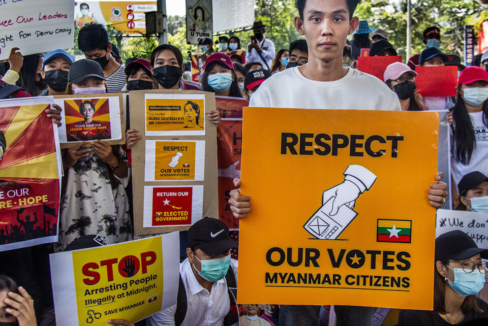 Soe Moe Aye (25) er profesjonell gamer for laget Mobile Legends, men nå har han byttet ut spillkonsoll med protestplakat - og demonstrerer mot kuppmakerne i Myanmar. Foto: Nyan Zay Htet
