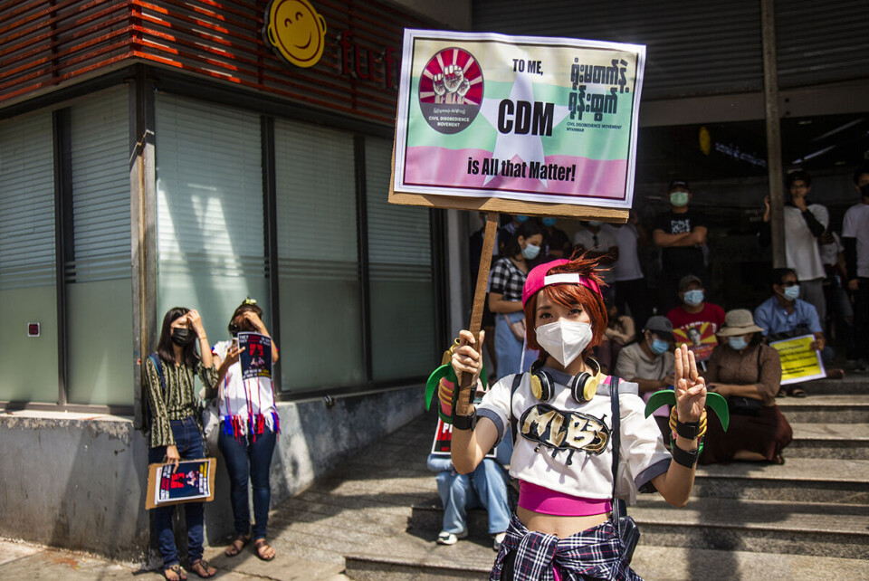 May Zin Thet Wai omtaler seg som cosplay, en subkultur med utspring i japansk populærkultur. 25-åringen er del av en ny generasjon som bruker humor og kreativitet for demonstrere. Foto: Nyan Zay Htet