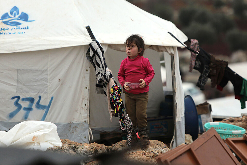En liten jente i en improvisert leir for sivile som har flyktet fra provinsene Idlib og Aleppo på grunn av offensiven fra styrker som støtter Assad. Så langt har over 900 000 mennesker flyktet fra offensiven, ifølge FN. Foto: Bakr Alkasem / AFP/NTB scanpix. En liten jente i en improvisert leir for sivile som har flyktet fra provinsene Idlib og Aleppo på grunn av offensiven fra styrker som støtter Assad. Så langt har over 900 000 mennesker flyktet fra offensiven, ifølge FN. Foto: Bakr Alkasem / AFP/NTB scanpix.