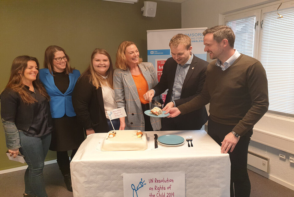 Det var mange glade fjes da SOS-barnebyer inviterte på kake for å feire FN-vedtaket for utfasing av barnehjem. Fra venstre: Gunvor Knag Fylkesnes, leder for politikk og samfunn i Redd Barna, Camilla Viken, generalsekretær i UNICEF, Vilde Adolfsen, leder i Landsforeningen for barnehjemsbarn, Sissel Aarak, programsjef i SOS-barnebyer, Kjell Ingolf Ropstad, barne- og familieminister og Dag-Inge Ulstein, utviklingsminister. Foto: Ester Nordland.
