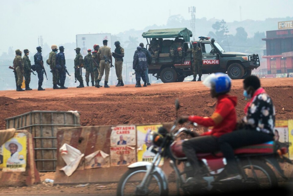 I Uganda har det vært lagt restriksjoner på bruken av sosiale medier, som Twitter, Facebook og YouTube. Restriksjonene ble innført i forkant av presidentvalget 14. januar.